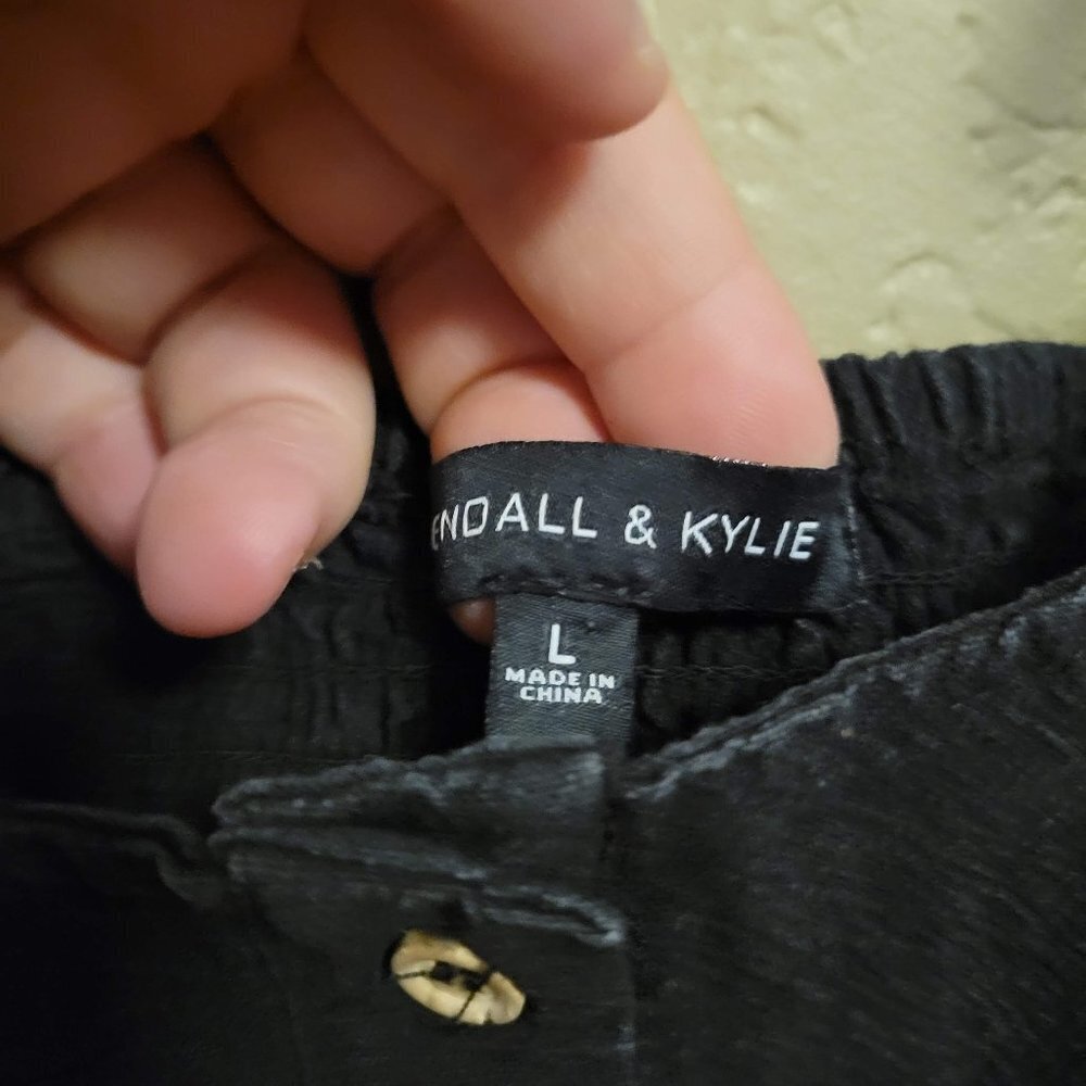 Kendall & Kylie Black Tie-Shoulder Button Front Crop Top - Picture 4 of 6
